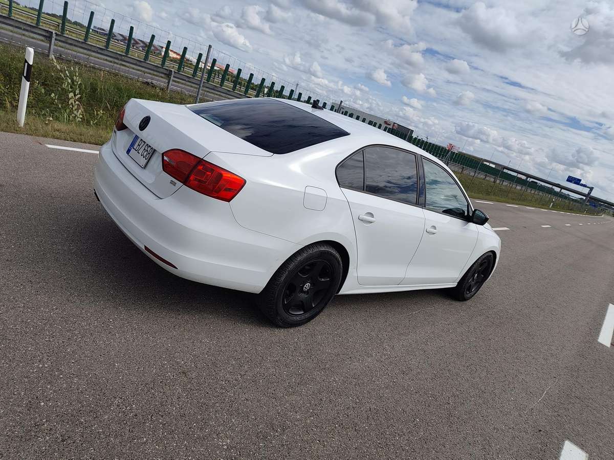 Volkswagen Jetta - 4