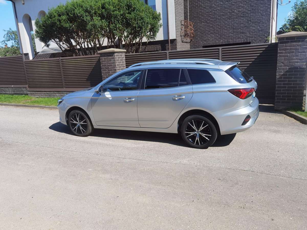 MG MG5, universalas