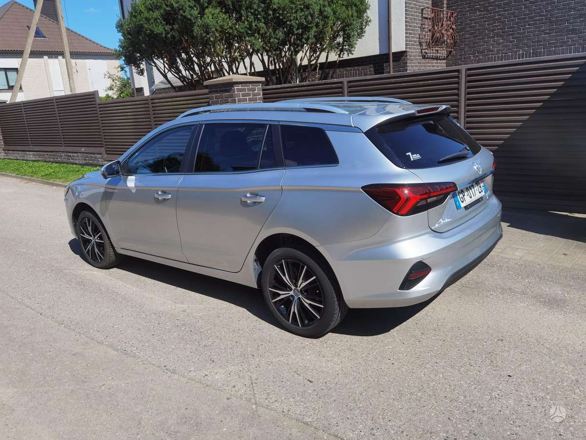 MG MG5, universalas