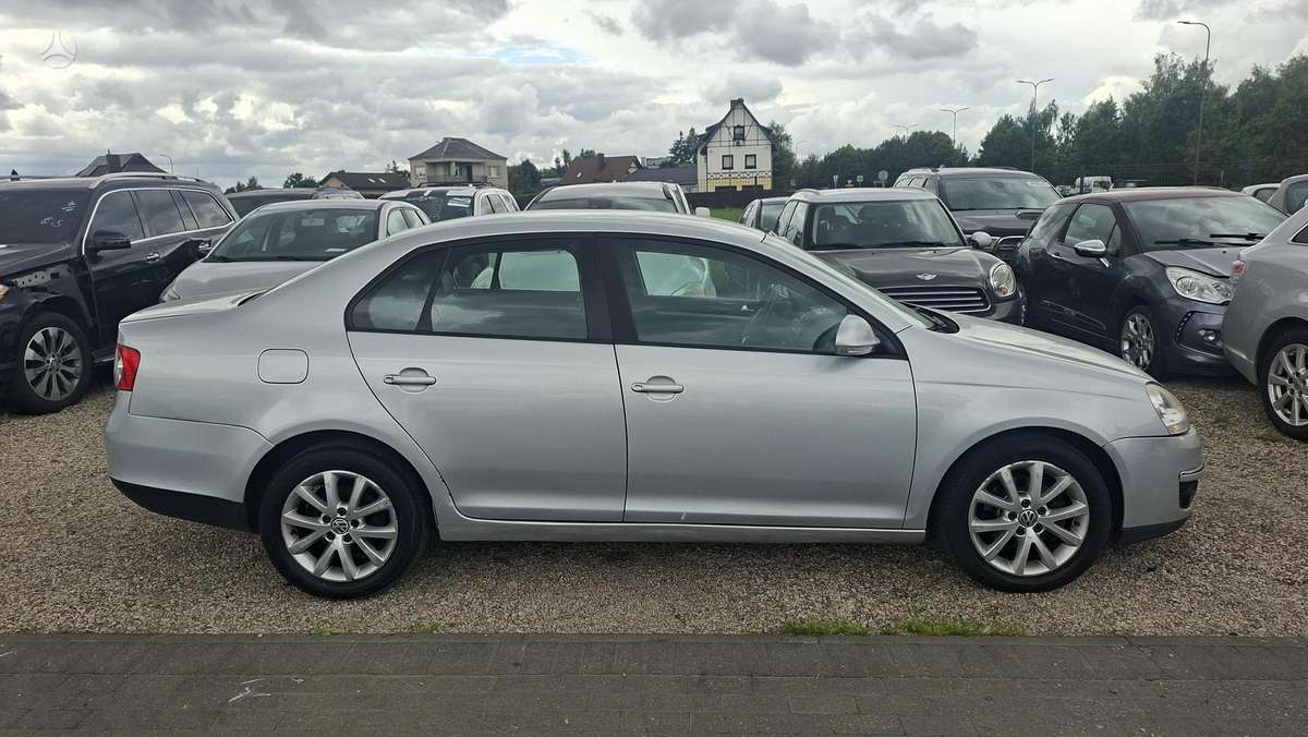 Volkswagen Jetta - 4