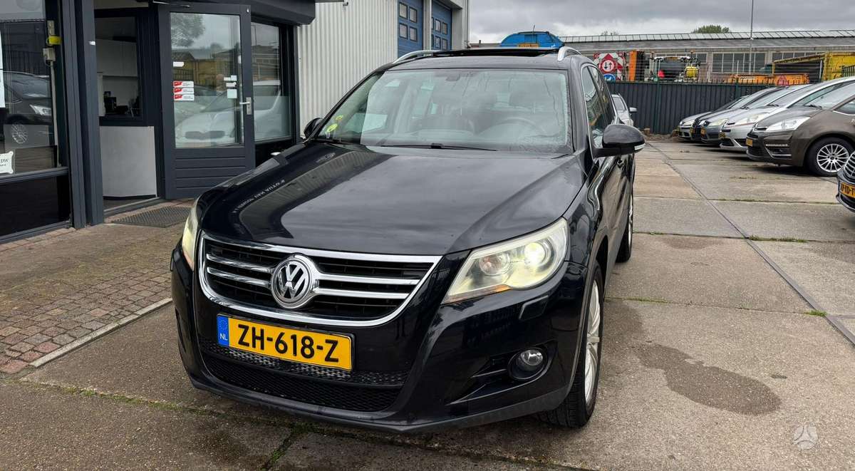 Volkswagen Tiguan - 1