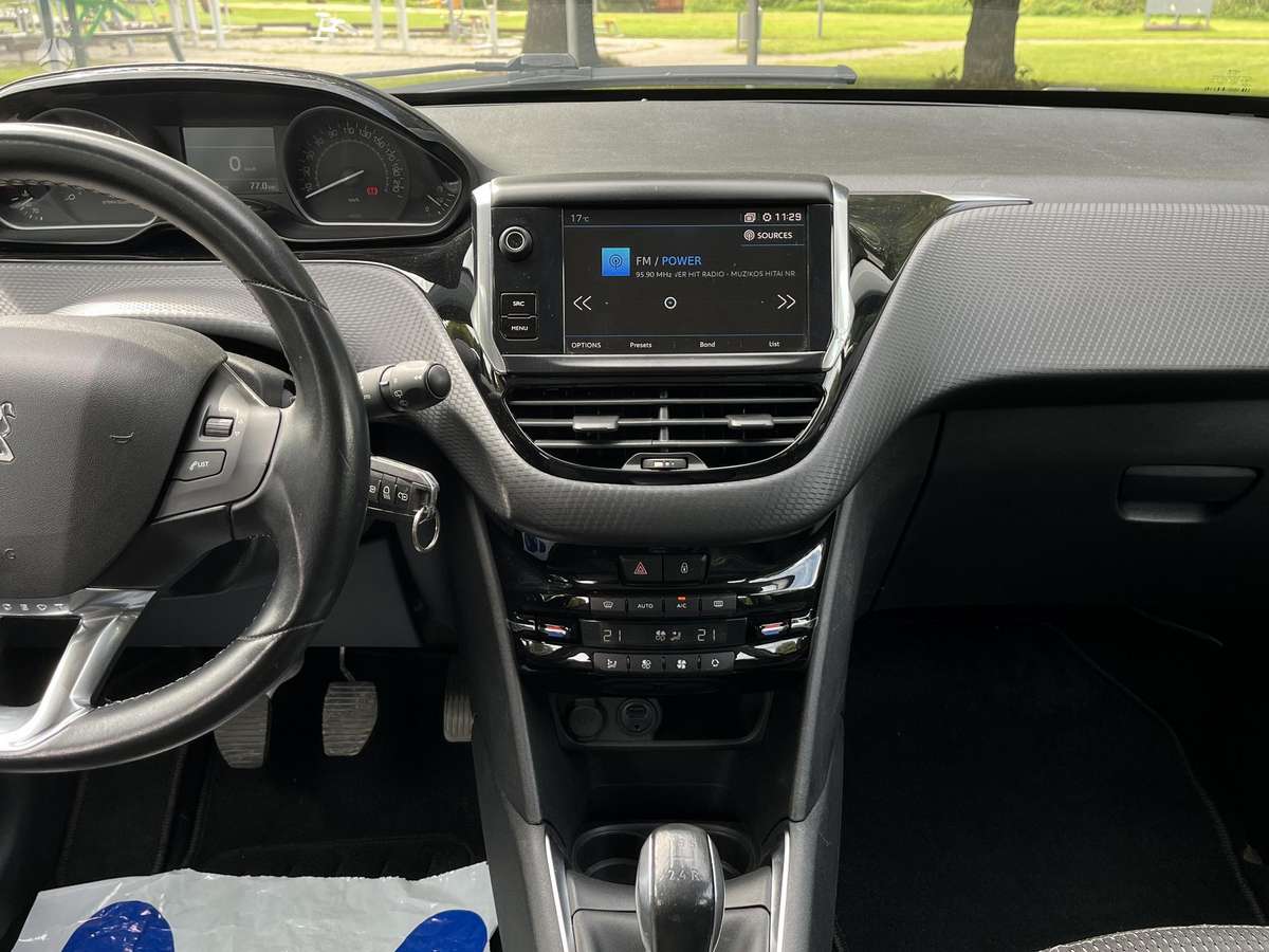 Peugeot 208, 1.2 l., hatchback