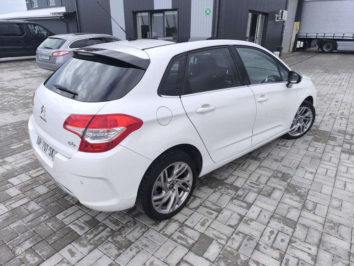 Citroen C4, 1.2 l., hatchback