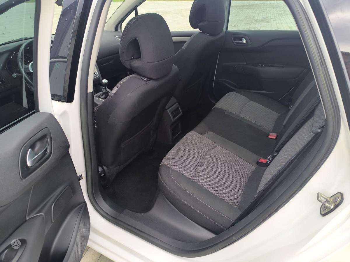 Citroen C4, 1.2 l., hatchback