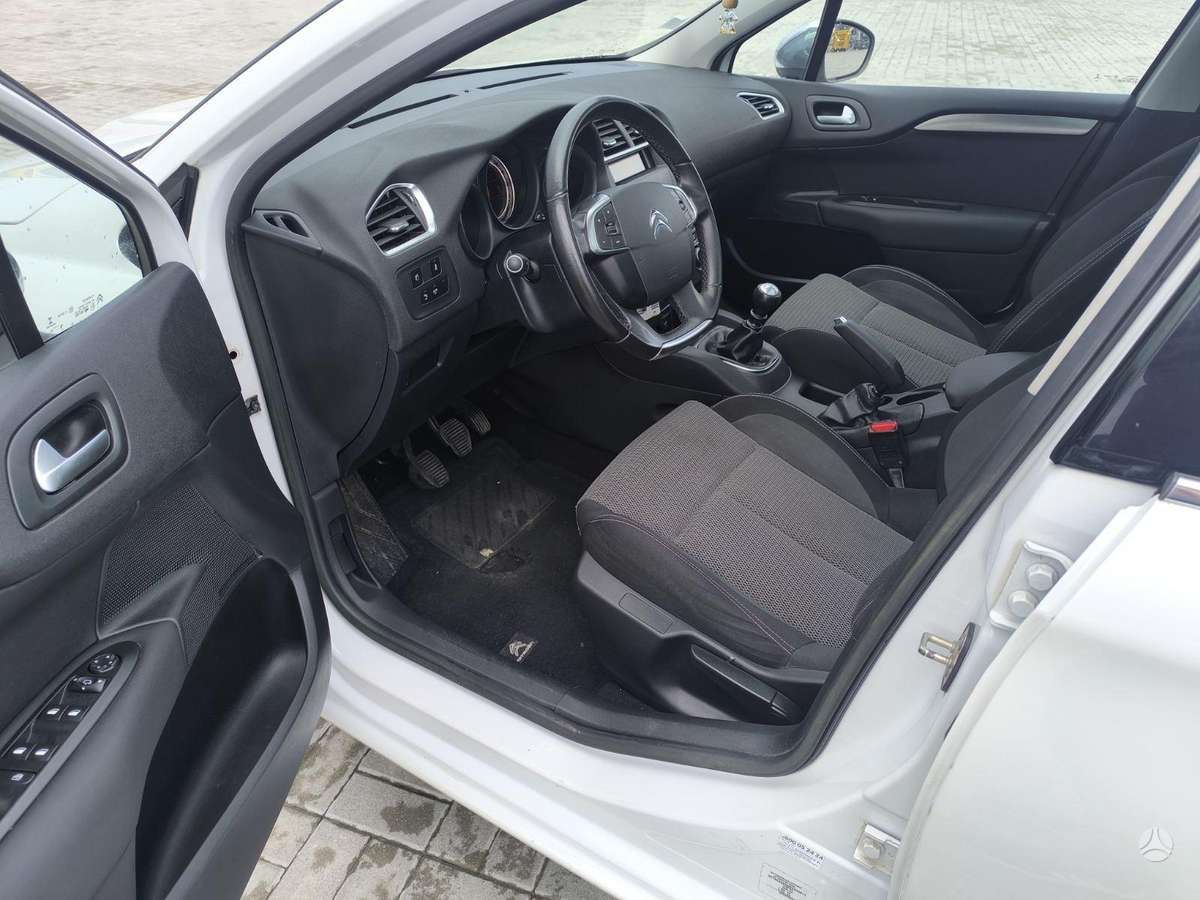 Citroen C4, 1.2 l., hatchback