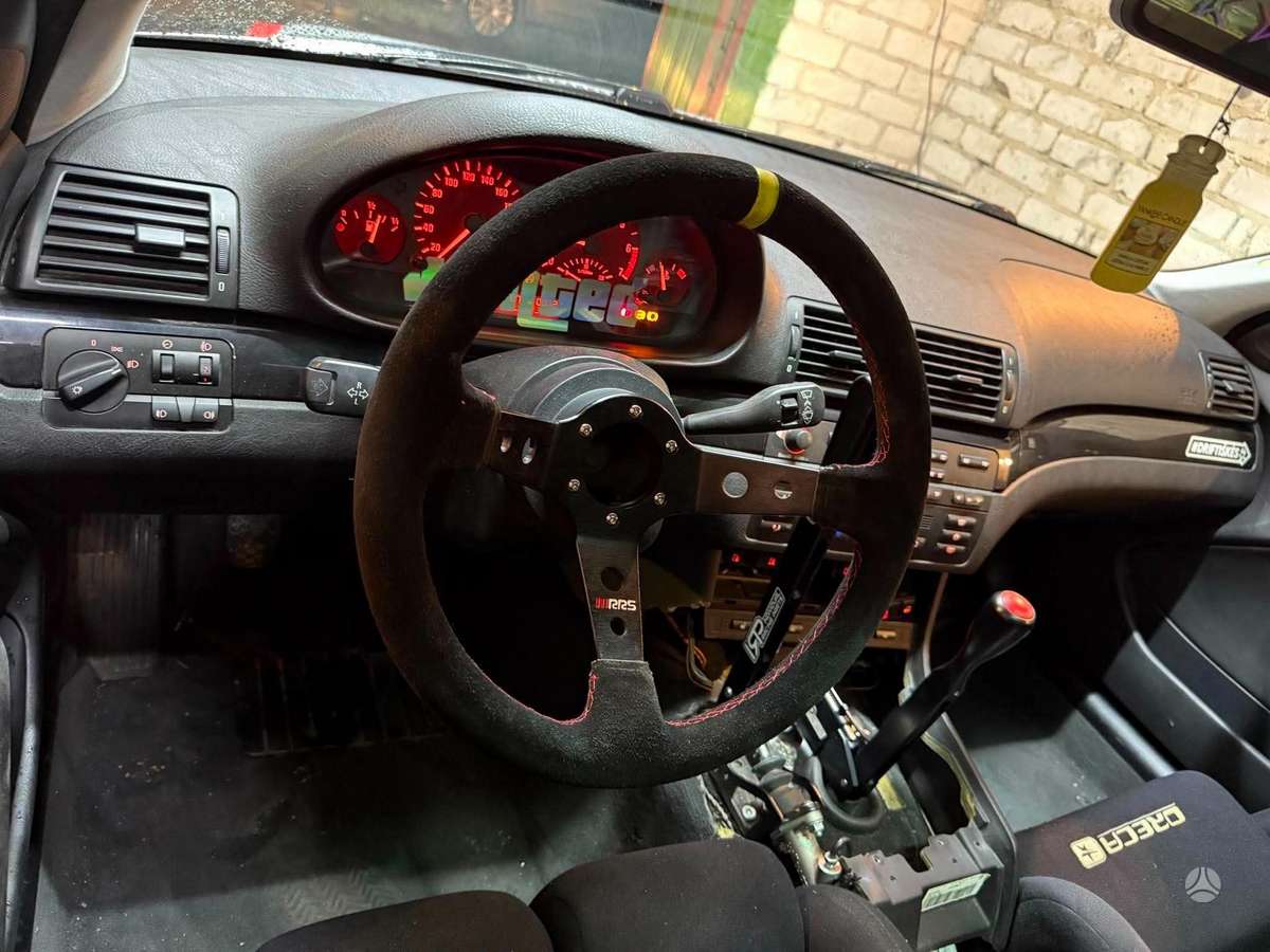 BMW 323, Седан