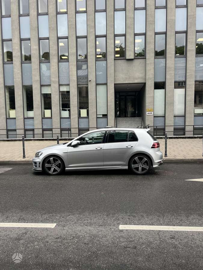 Volkswagen Golf - 1