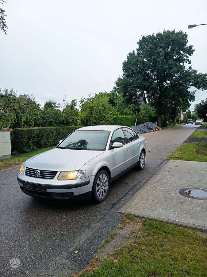Volkswagen Passat - 1
