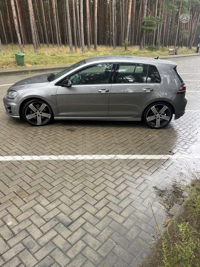 Volkswagen Golf - 1