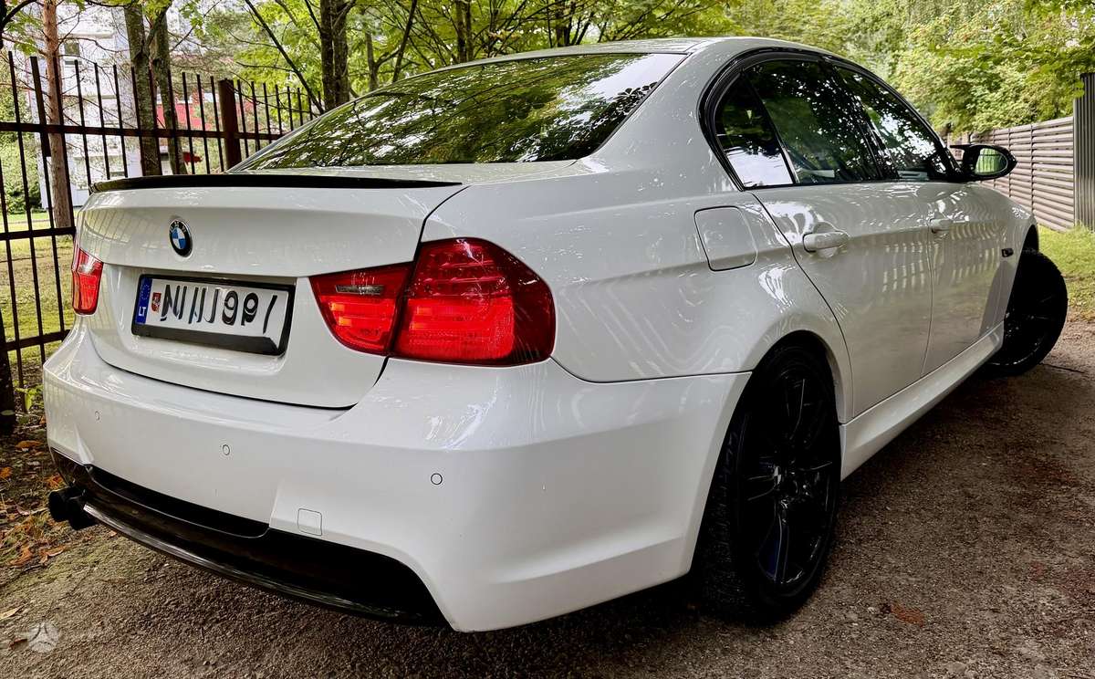 BMW 320, Седан