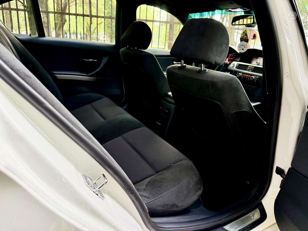 BMW 320, Седан