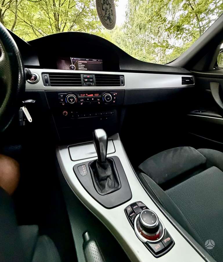 BMW 320, Седан