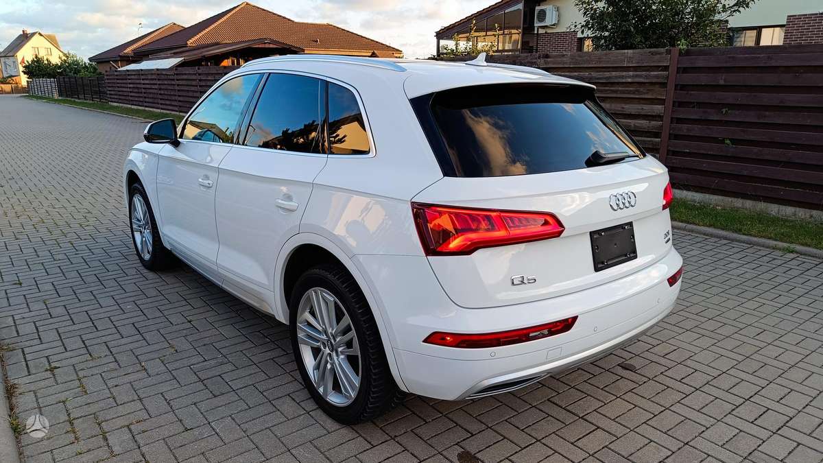 Audi Q5, 2.0 l., off-road / crossover
