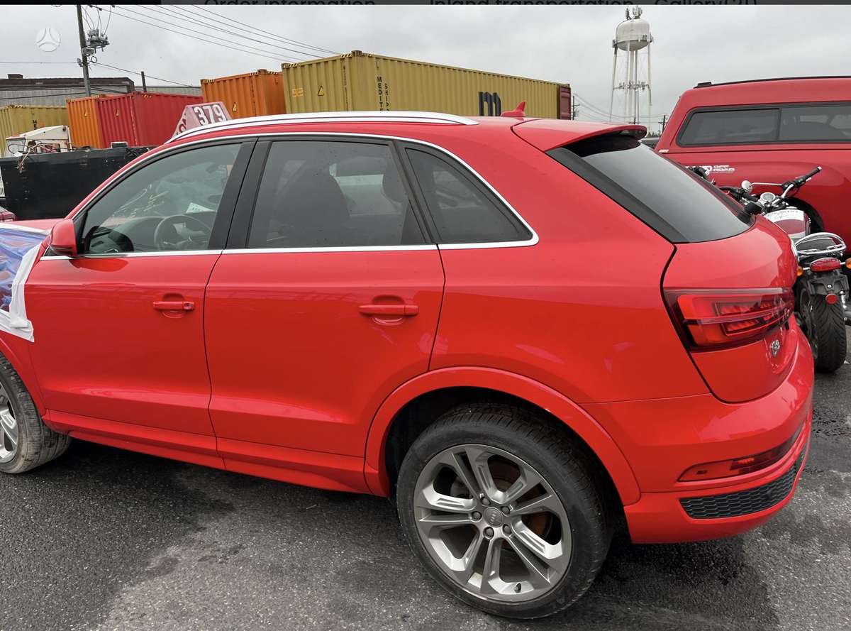 Audi Q3, 2.0 l., off-road / crossover