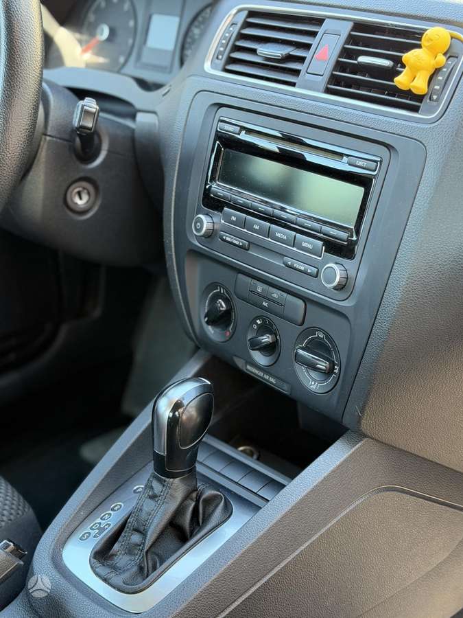 Volkswagen Jetta - 3
