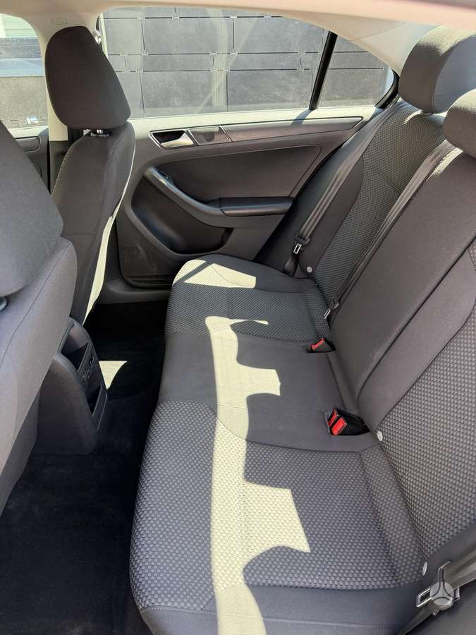 Volkswagen Jetta - 4