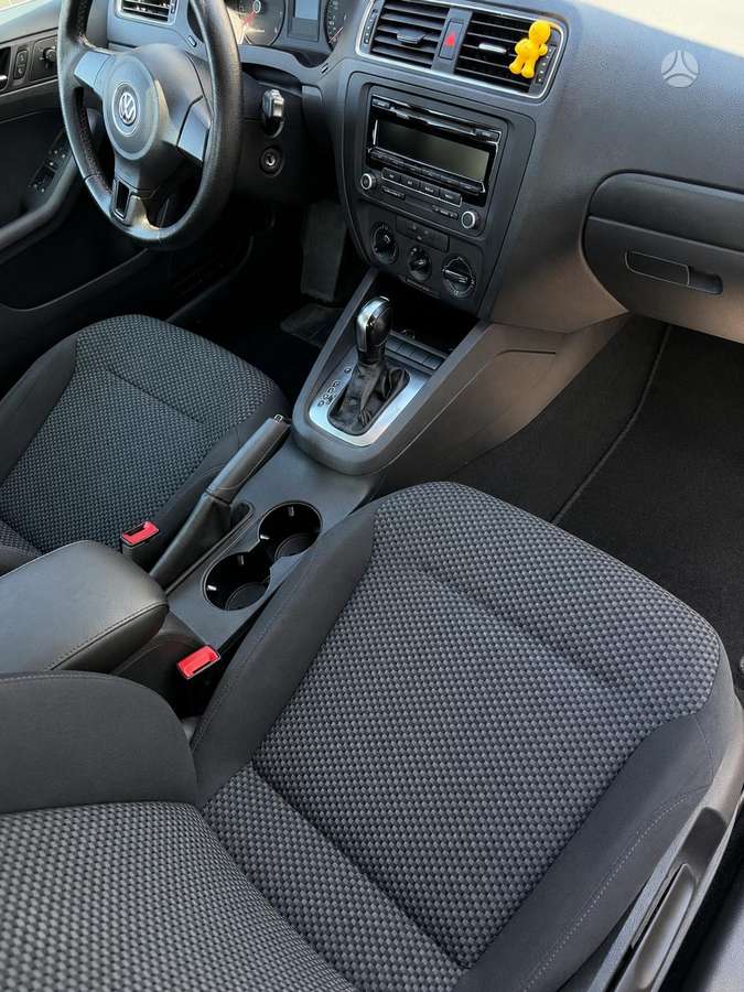 Volkswagen Jetta - 8