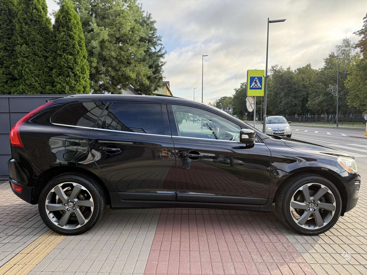 Volvo XC60, 2.4 l., off-road / crossover