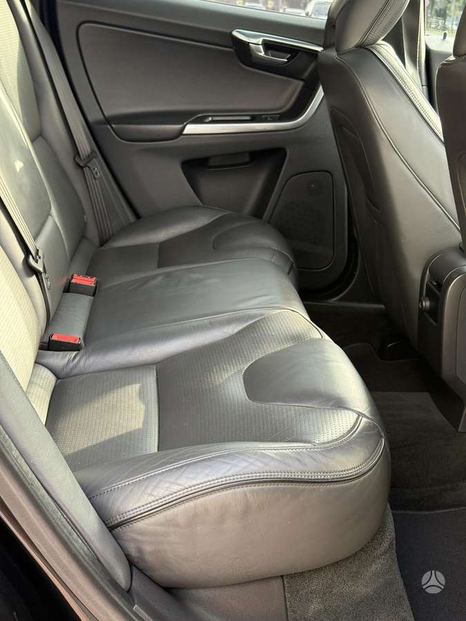 Volvo XC60, 2.4 l., off-road / crossover