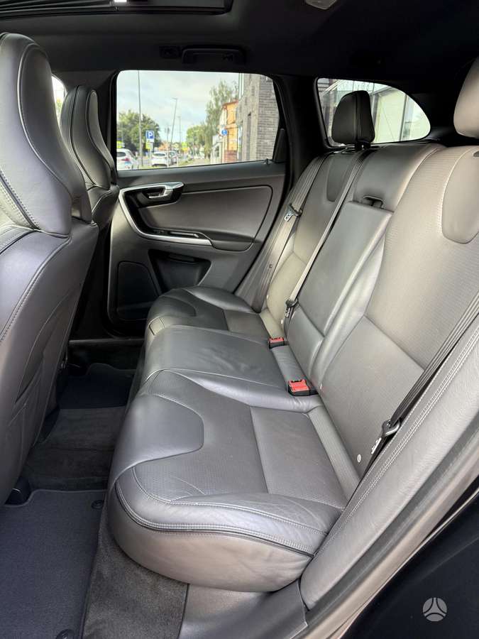 Volvo XC60, 2.4 l., off-road / crossover