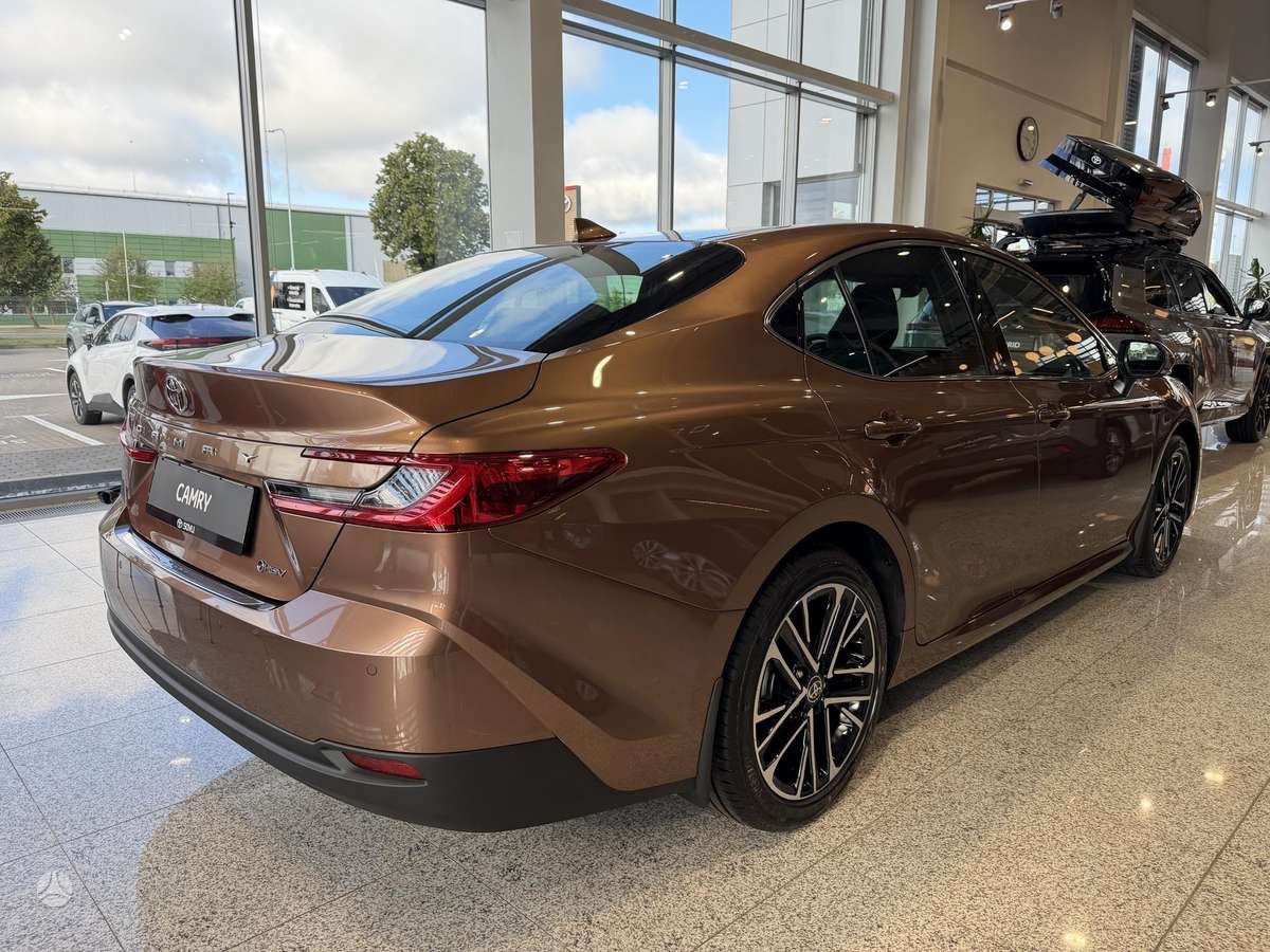 Toyota Camry - 4