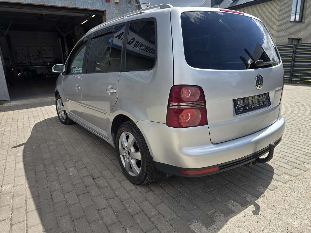 Volkswagen Touran - 1