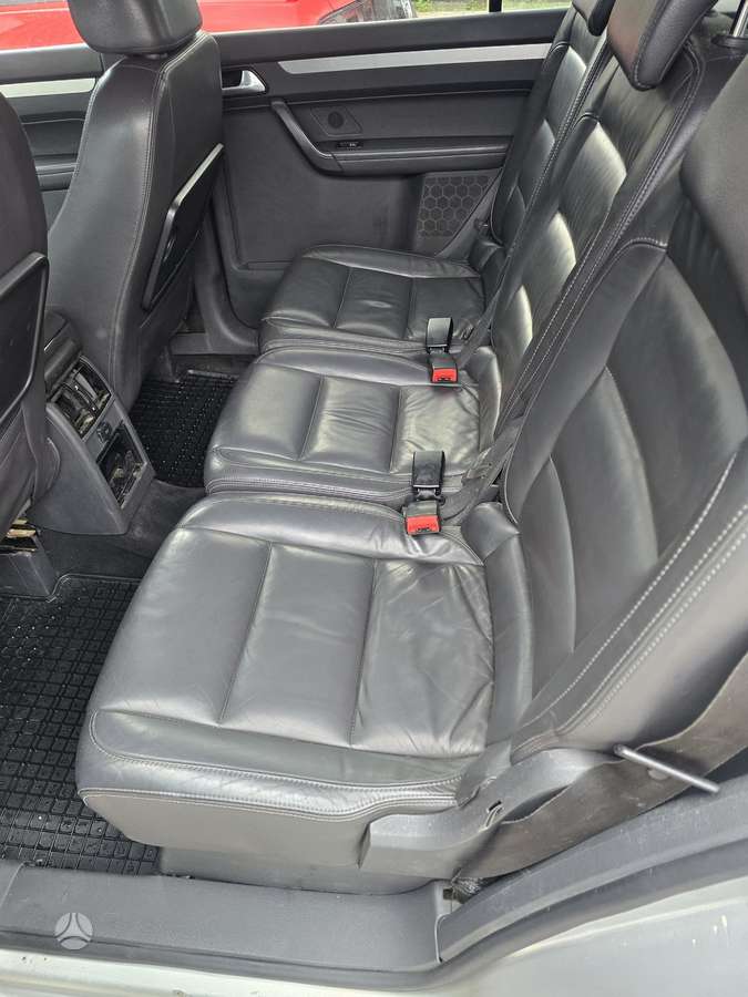 Volkswagen Touran - 12