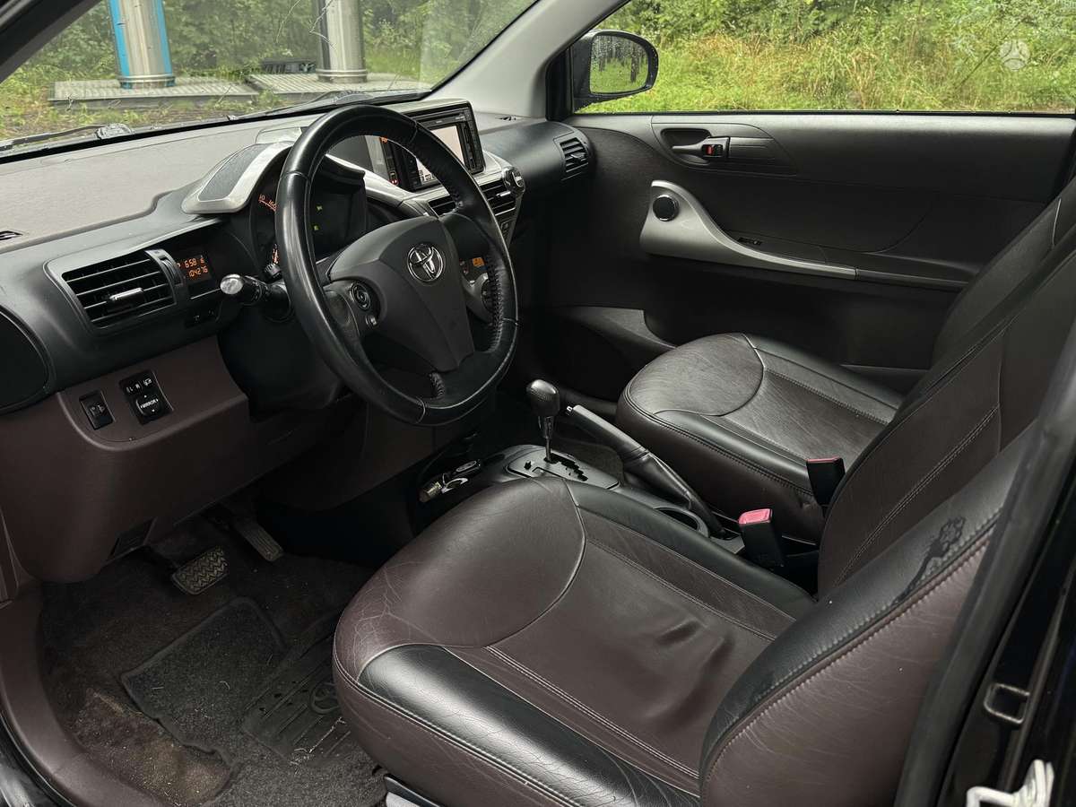 Toyota iQ - 7
