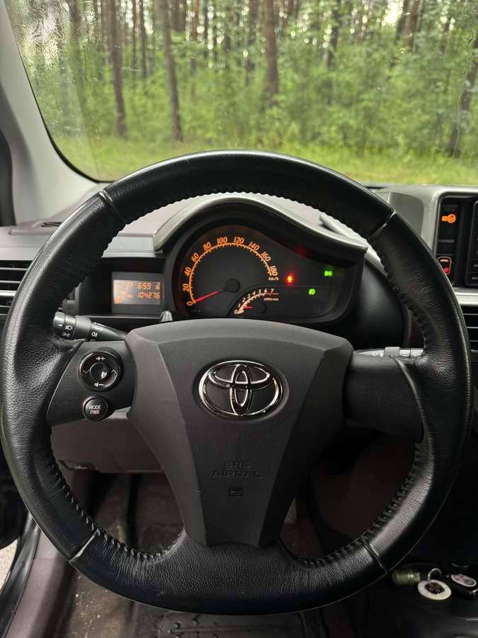 Toyota iQ - 12