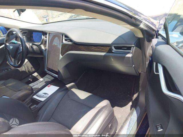 Tesla Model S, Седан