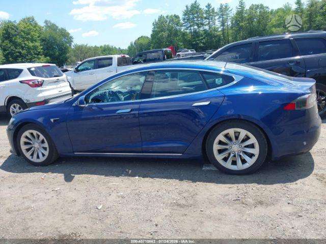 Tesla Model S, Седан