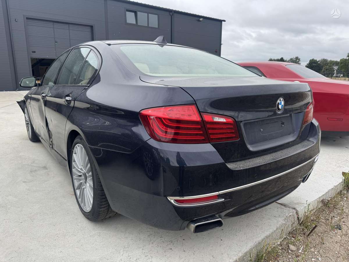 BMW 540 apdailos detalės