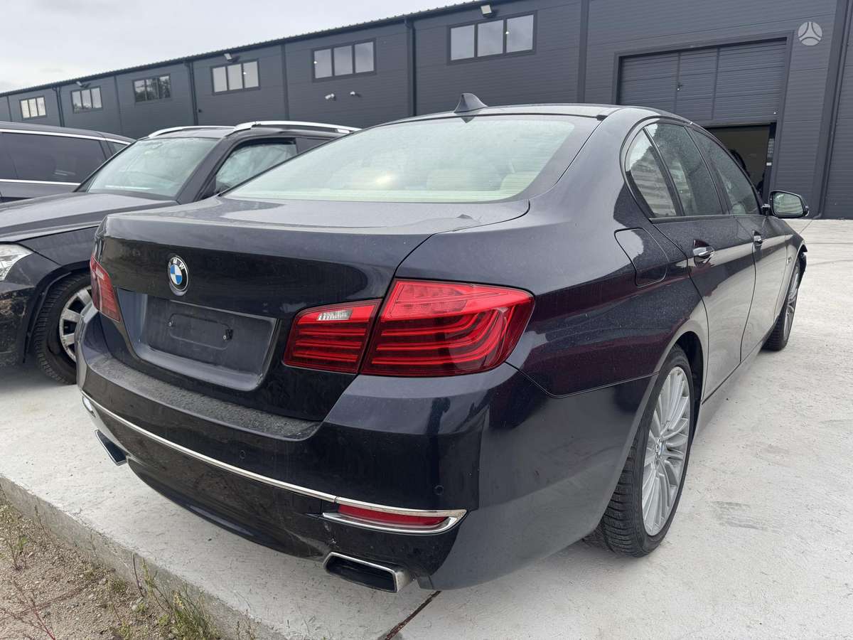 BMW 540 apdailos detalės
