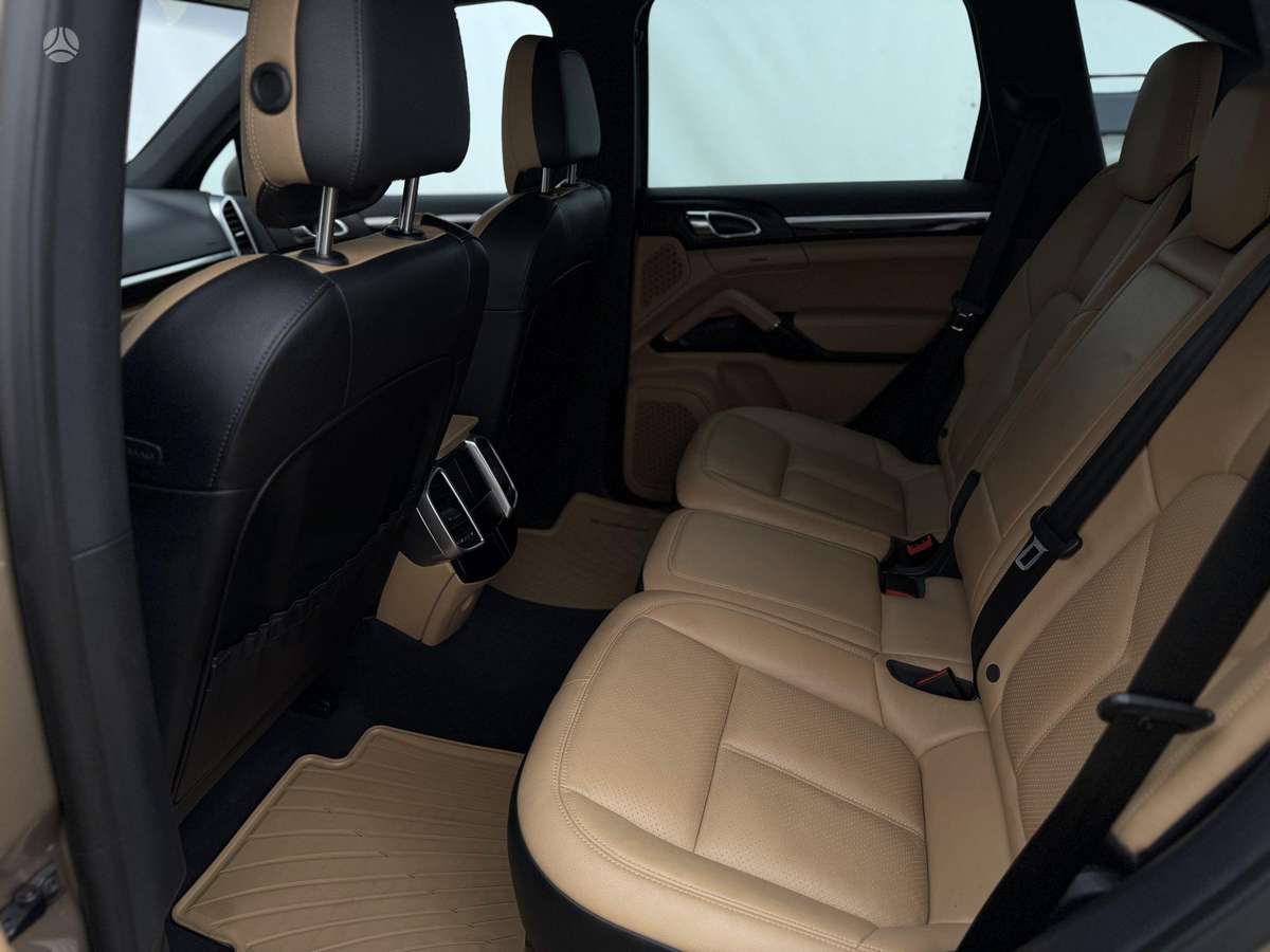 Porsche Cayenne, 3.0 l., off-road / crossover