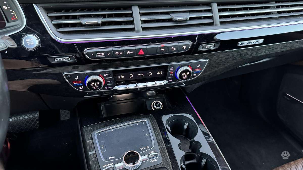 Audi Q7, 3.0 l., off-road / crossover