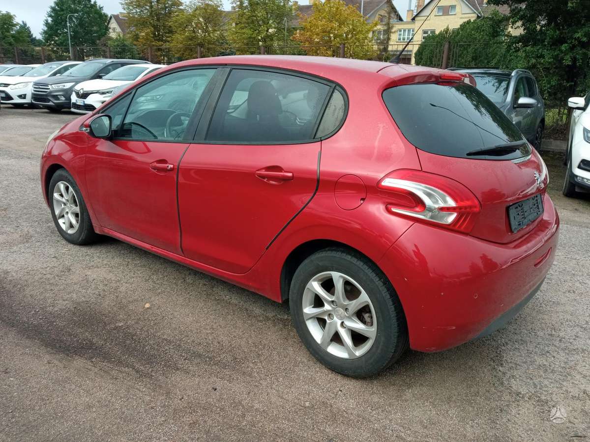 Peugeot 208 - 8