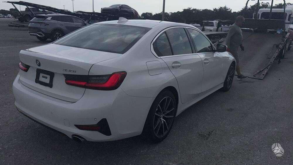 BMW 330, 2.0 l., Седан