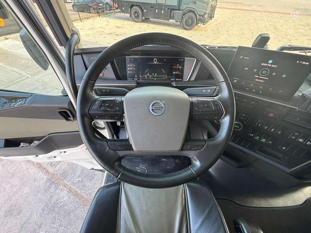 Volvo FH 500 6x2, single sleeper