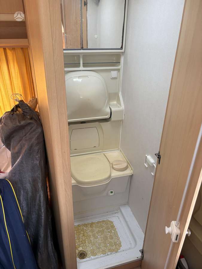 Lunar Chateau 400 1000kg, кемперы
