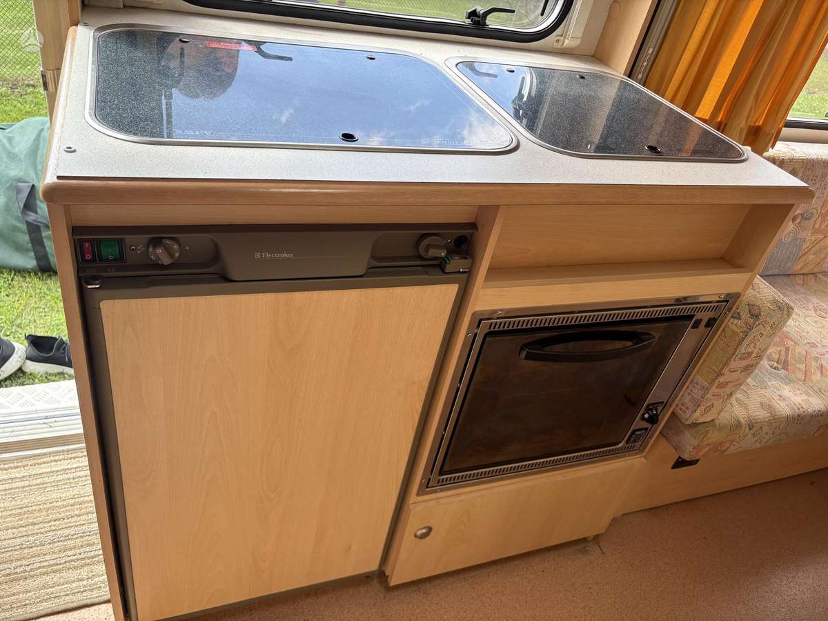 Lunar Chateau 400 1000kg, кемперы