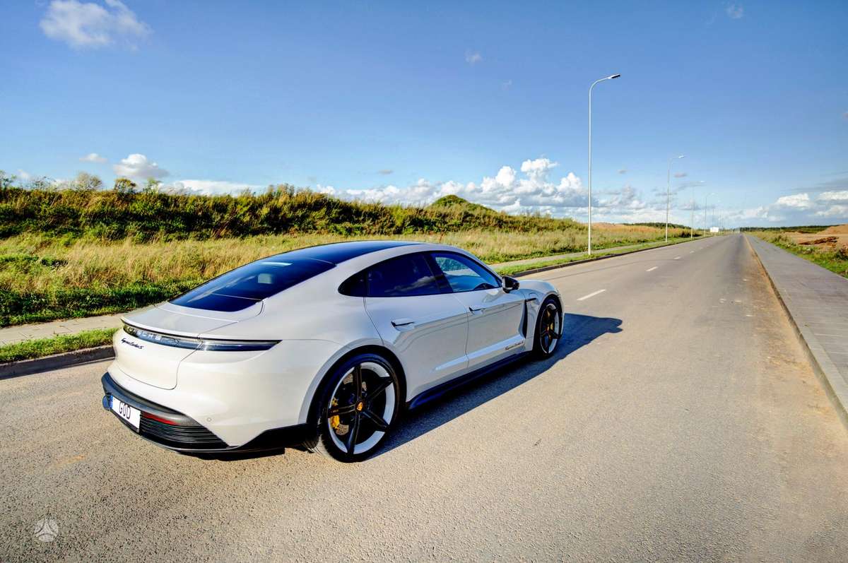 Porsche Taycan - 11