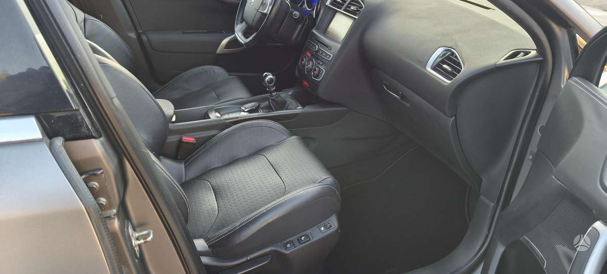 Citroen DS4, 1.2 l., hatchback