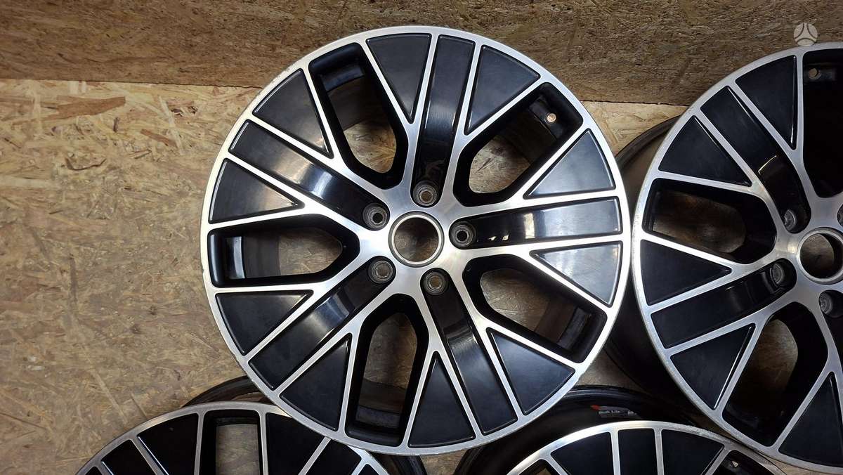 Porsche Taycan, 9J1601025K, Cen32119
