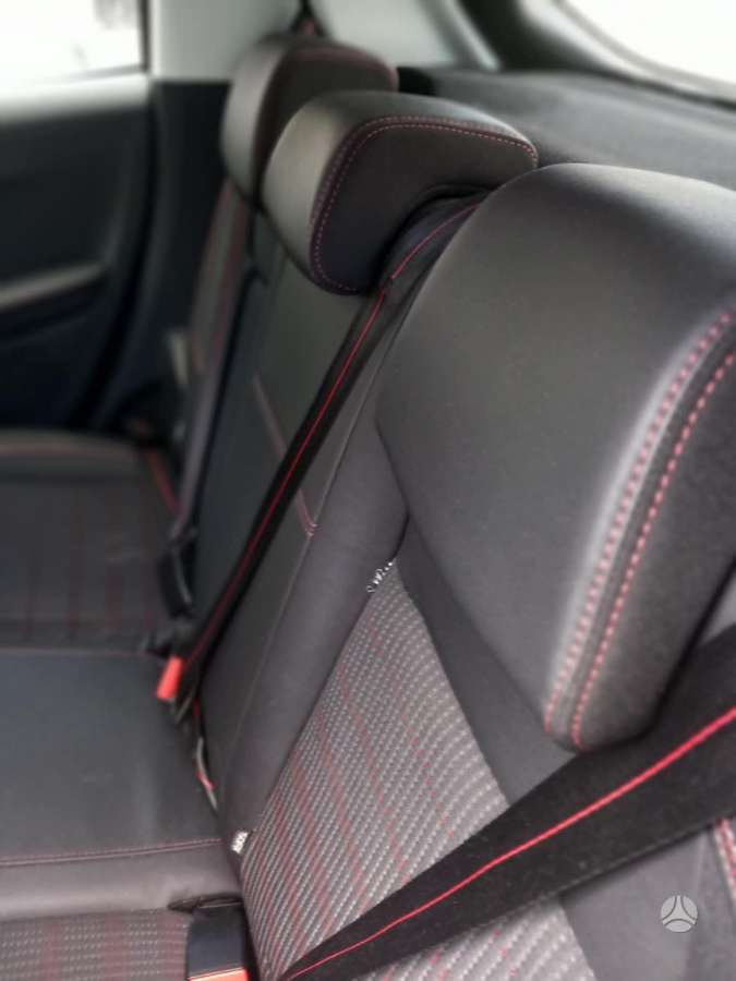 Peugeot 208 - 5