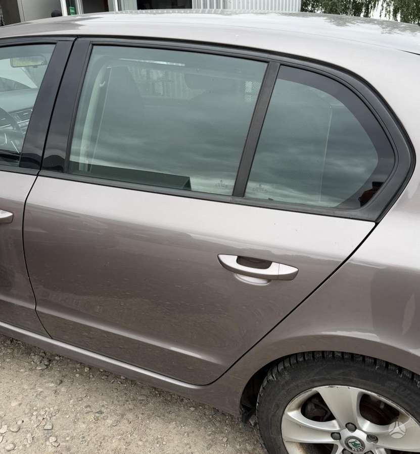Skoda Superb durys