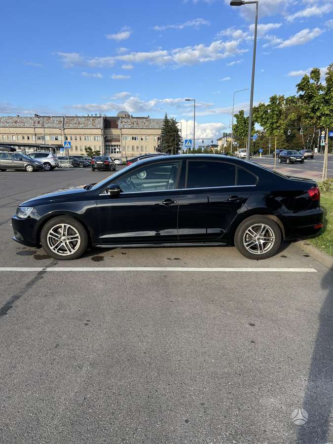 Volkswagen Jetta - 2