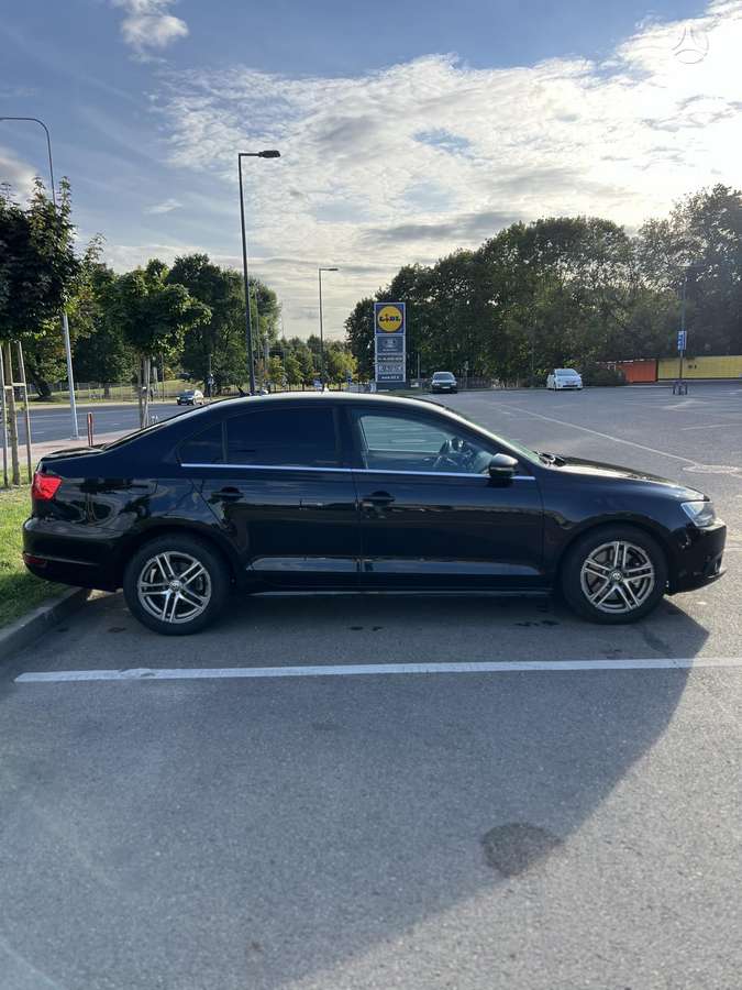 Volkswagen Jetta - 4