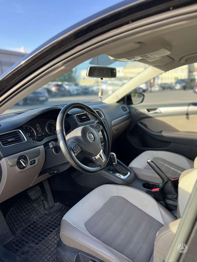 Volkswagen Jetta - 7