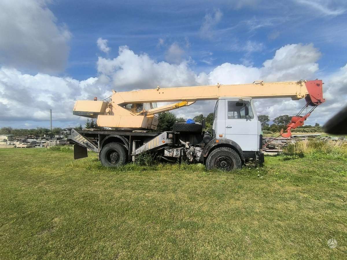MAZ KS-3577, crane