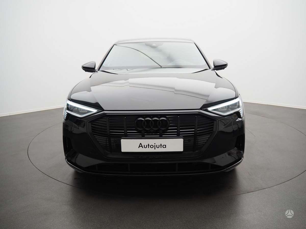 Audi e-tron, off-road / crossover